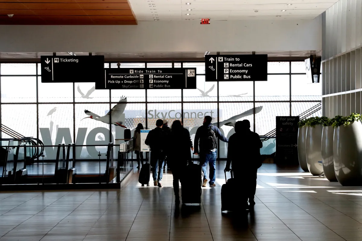 A Administração Federal de Aviação (FAA) anunciou que poderá reduzir o tráfego aéreo em dezenas de grandes aeroportos a partir desta sexta-feira (6), caso não haja acordo para encerrar a paralisação parcial do governo.