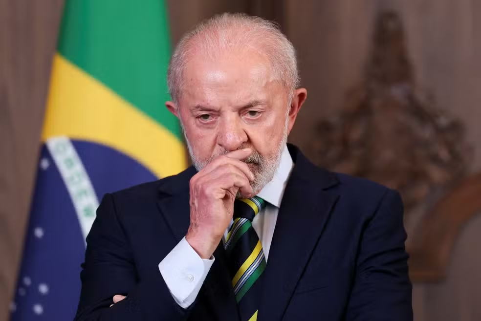 O escândalo dos descontos ilegais no INSS voltou a atingir o governo e deixando dúvidas de como têm sido as cobranças sobre a condução da autarquia e sobre as falhas de fiscalização que permitiram a expansão do esquema ao longo de diferentes gestões.