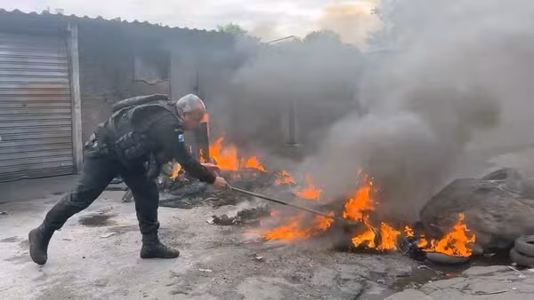 Castro promete operações diárias para retirada de barricadas no RJ