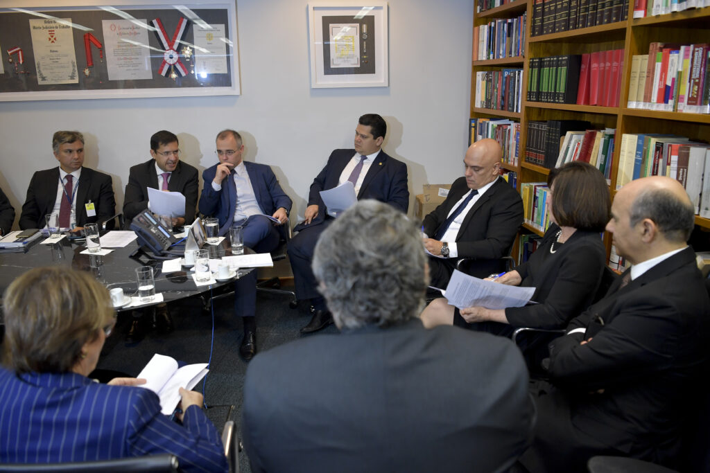 Em nota, Alcolumbre afirmou reafirmou o compromisso do Congresso Nacional em buscar soluções legislativas “para proteger a vida dos brasileiros”.