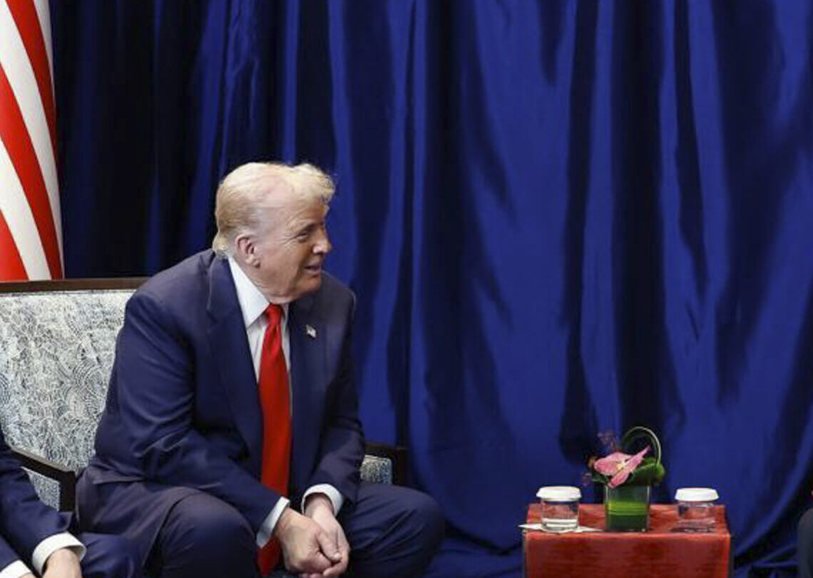 Trump anuncia pagamento de US$ 2 mil a americanos com receita das tarifas e acusa democratas de provocarem o “shutdown” nos EUA