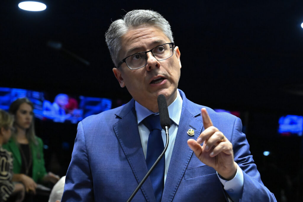 Senador fala sobre confronto nos Complexos da Penha e do Alemão.