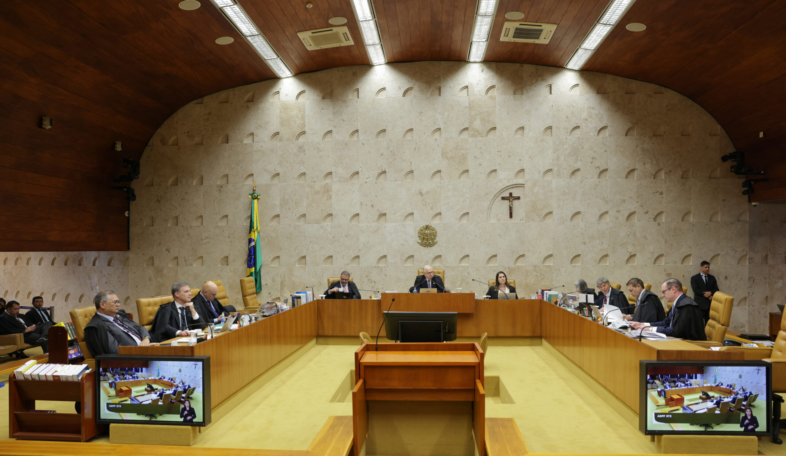 o plenário se divide sobre o enquadramento jurídico