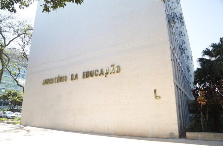 Camilo Santana recebe ex-nora de Lula alvo da PF em encontro em Brasília foto: MEC