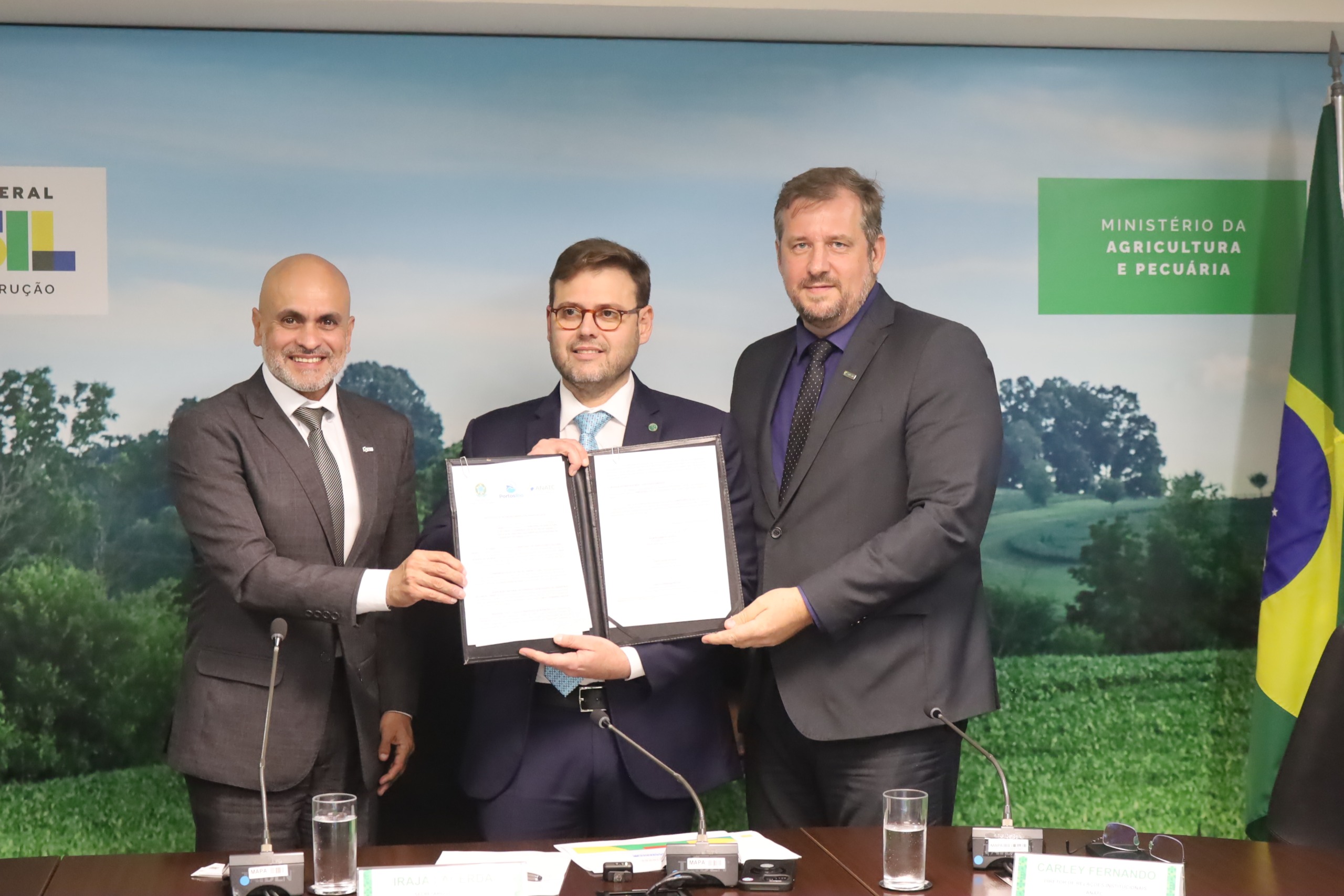 O Ministério da Agricultura, por meio do Secretário-Executivo Irajá Lacerda, lançou um protocolo de intenções com a Rio Portos e a ANATC.