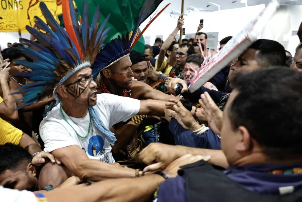Manifestantes forçam entrada em área reservada a credenciados na COP 30. (Foto: André Coelho / EFE)
