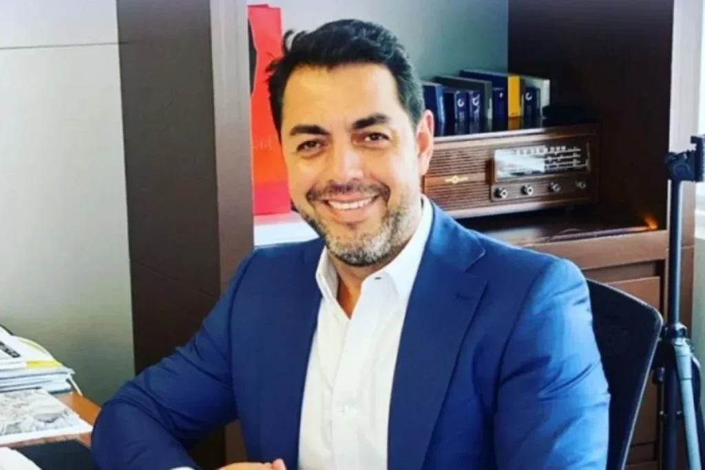 A Polícia Federal cumpriu mandados de busca e apreensão, nesta quinta-feira (13/11), contra o presidente da Autoridade Portuária de Santos, Anderson Pomini, no avanço das investigações sobre os descontos indevidos do INSS, pelo esquema bilionário que atingiu aposentados em todo o país.