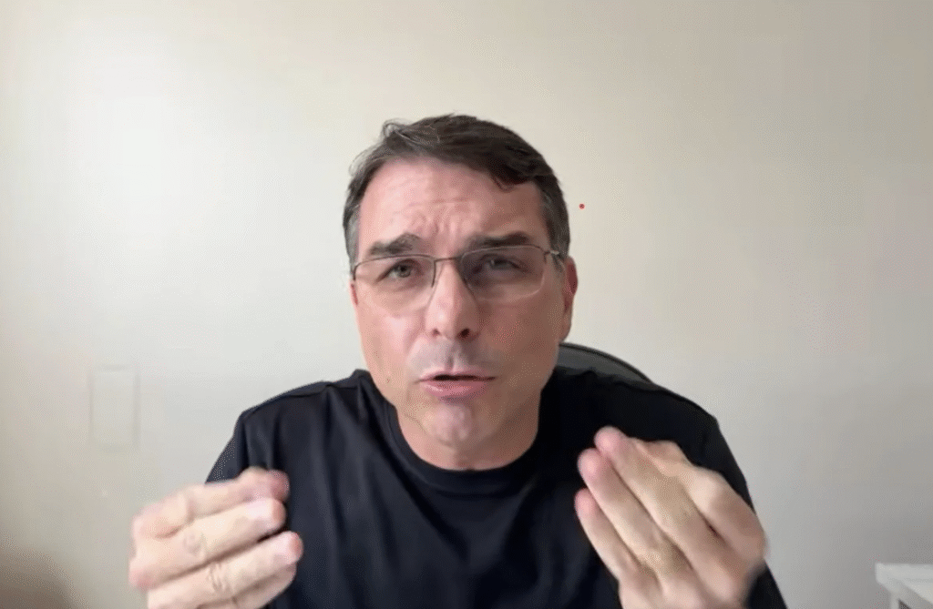 Flávio Bolsonaro diz que se pai morrer na cadeia a culpa é de Alexandre de Moraes