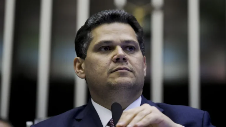 Alcolumbre enviou ofício a si mesmo para liberar R$ 379 milhões em emendas