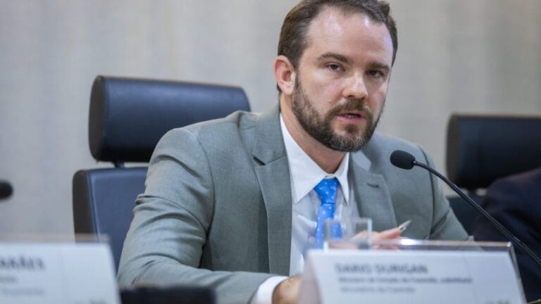Governo prevê fim da declaração manual do IR em até 3 anos