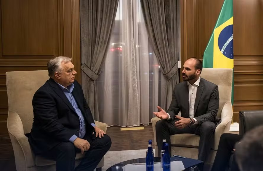 Eduardo Bolsonaro e Vikor Orbán, presidente da Hungria — Foto: Reprodução/X
