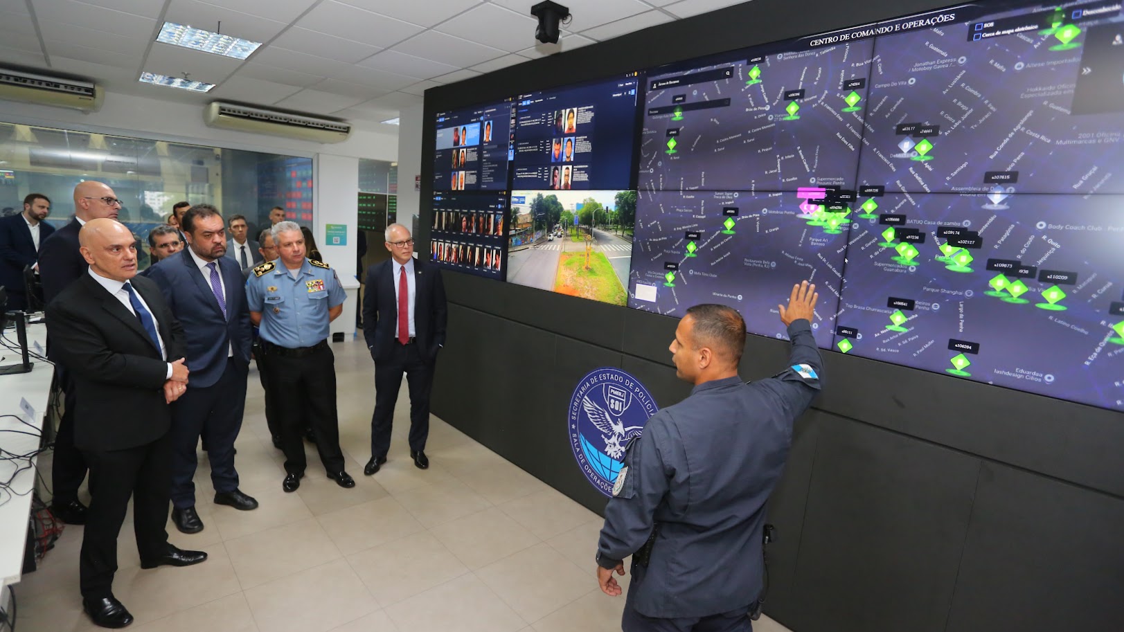 Durante a visita, Moraes conheceu a Sala de Inteligência e Controle do CICC, onde são usados sistemas de reconhecimento facial e câmeras portáteis da Polícia Militar