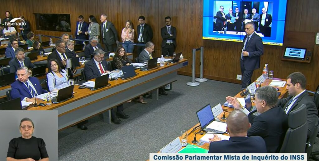 Alfredo Gaspar mostrou foto de Onyx Lorenzoni com peritos do INSS e cobrou esclarecimentos sobre vínculos com entidades investigadas por fraudes.