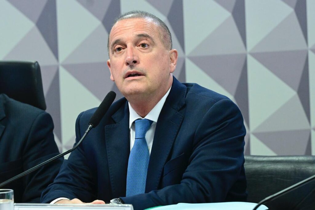 Em depoimento à CPMI do INSS, Onyx Lorenzoni negou conhecer o “Careca do INSS” e detalhou medidas para reduzir a fila de benefícios durante o governo Bolsonaro.