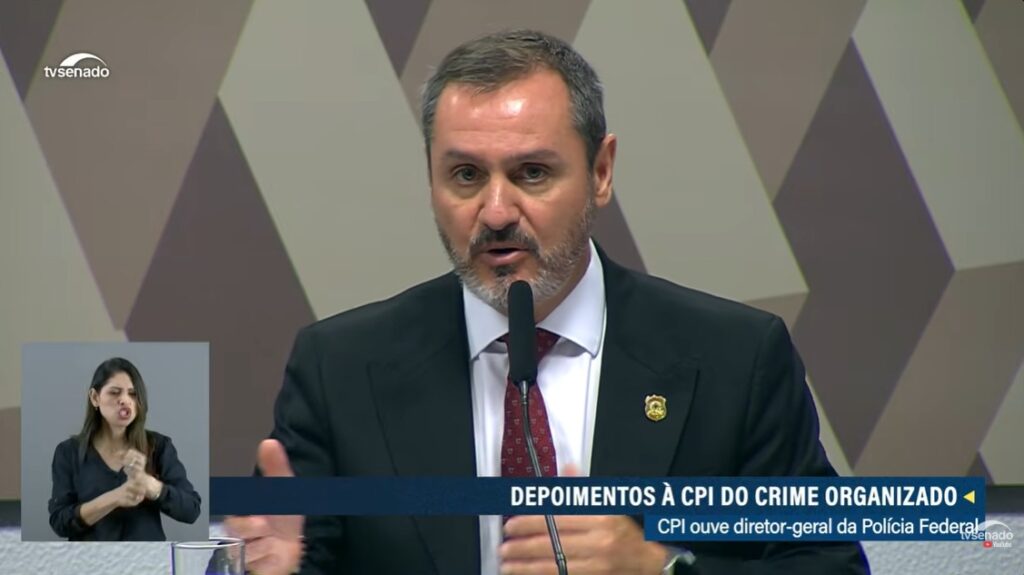 Diretor da PF descreve apreensão de 200 fuzis, fábricas clandestinas e novos projetos de vigilância na fronteira durante CPI do Crime Organizado.