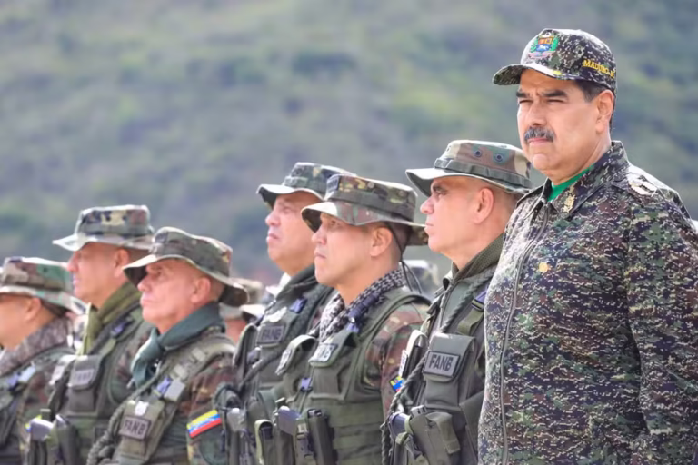Maduro mobiliza tropas após chegada de mega-porta-aviões dos EUA ao Caribe