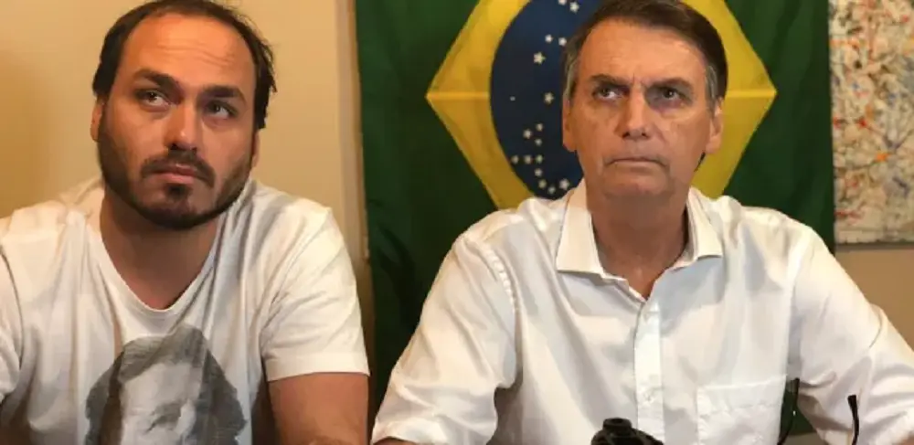 O vereador Carlos Bolsonaro (PL-RJ) e o ex-presidente Jair Bolsonaro (PL) – Reprodução