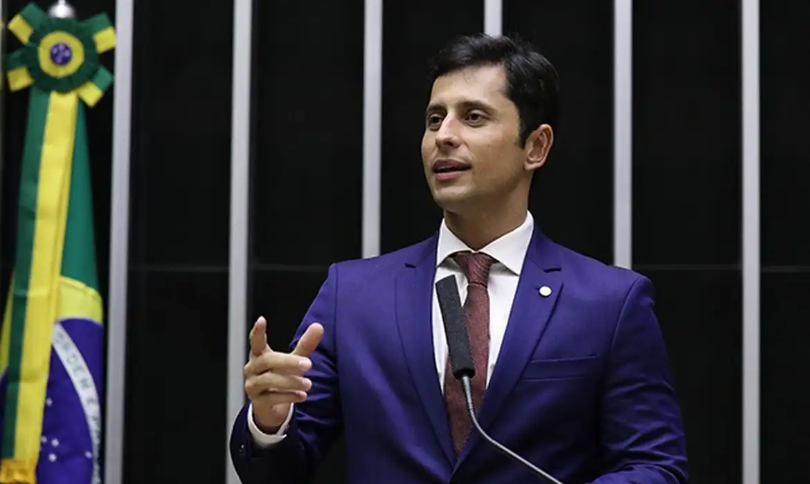 O deputado federal Duarte Jr. (PSB-MA) registrou, na terça (4), um boletim de ocorrência na Polícia Legislativa da Câmara dos Deputados contra o deputado estadual Edson Araújo (PSB-MA), por suposta ameaça.