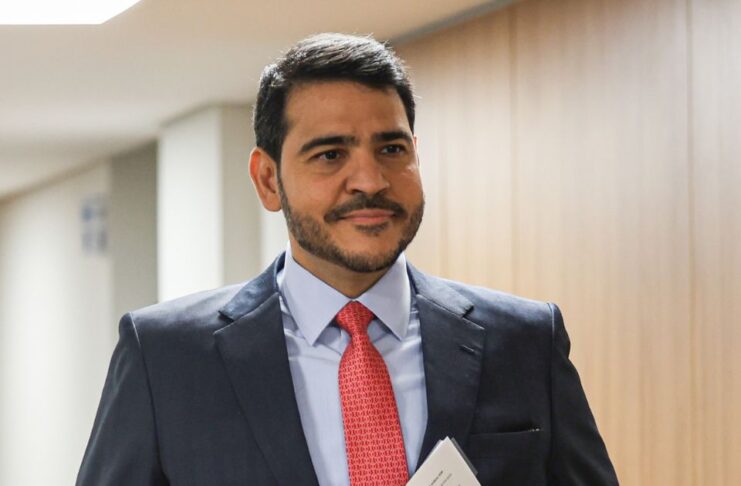 Segundo informações divulgadas pelo jornal O Globo, Messias manifestou aos bispos posição contrária ao aborto, alinhada à chamada teoria concepcionista, visão segundo a qual a vida tem início na fecundação.