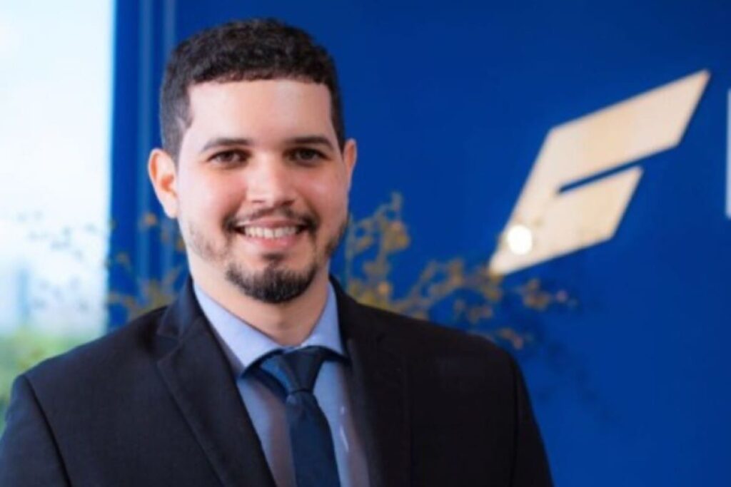 Filho de ex-diretor do INSS presta depoimento à CPMI que apura esquema de fraudes em benefícios e movimentações suspeitas de R$ 10,4 milhões.