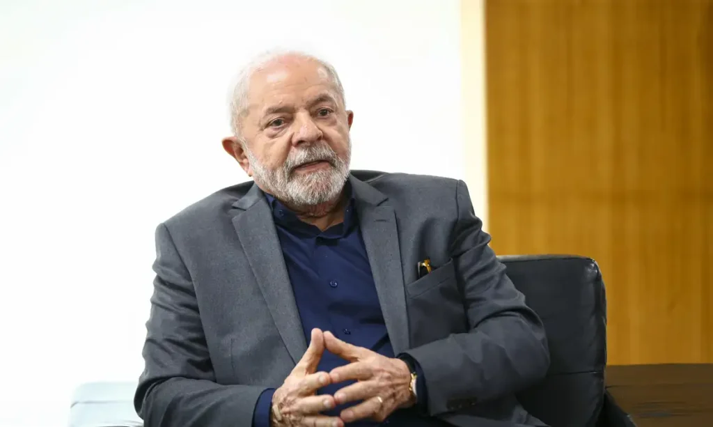 Lula proíbe linguagem neutra na administração pública; regra impõe uso da norma culta e comunicação clara nos órgãos oficiais.