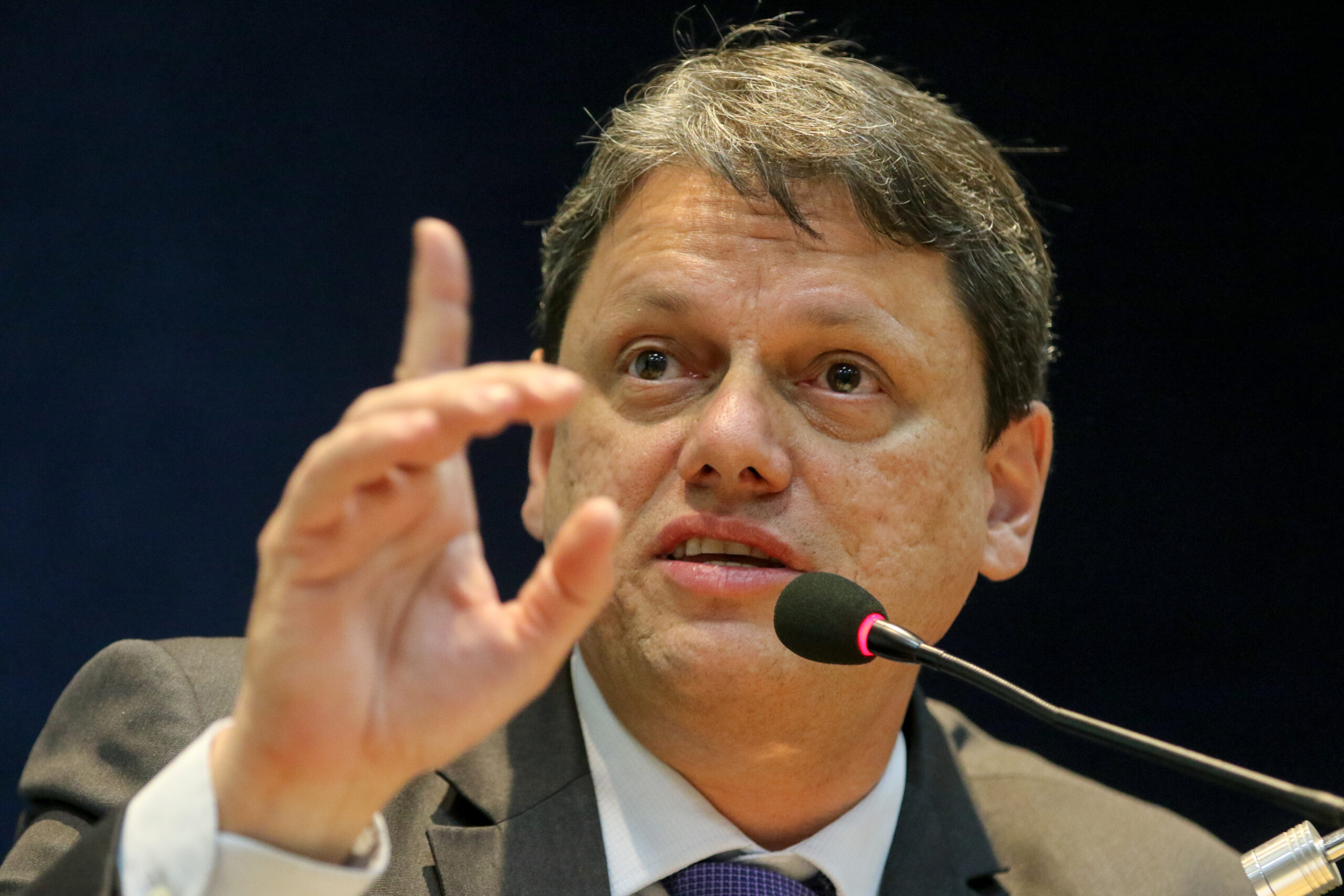 Tarcísio afirma que Grupo Refit se especializou em não pagar tributos e detalha bloqueio de mais de R$ 10 bilhões em operação