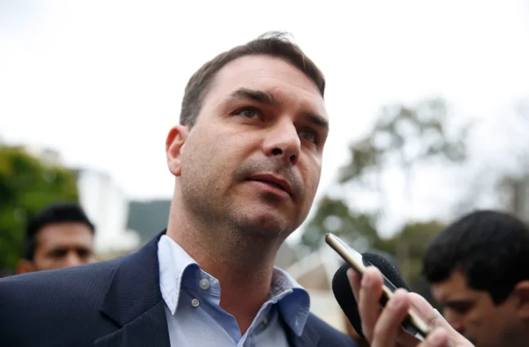 O senador Flávio Bolsonaro (PL-RJ) se pronunciou pela primeira vez nesta sexta-feira (5) após ser confirmado pelo ex-presidente Jair Bolsonaro como candidato do partido à Presidência da República em 2026.