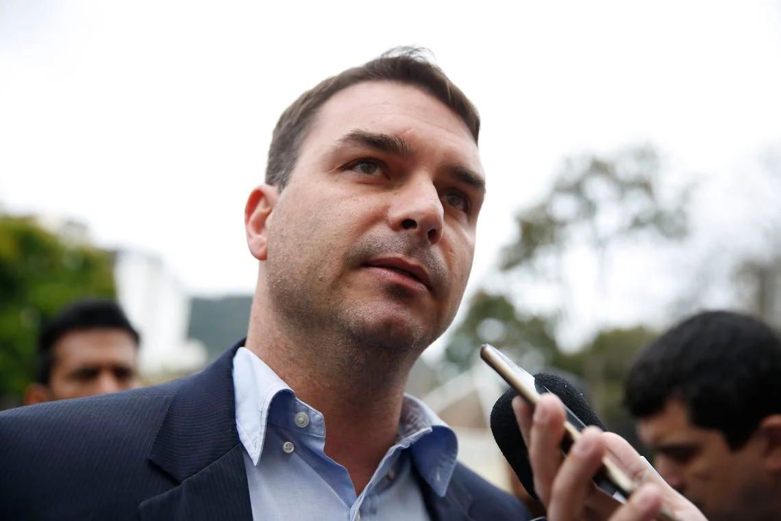O senador Flávio Bolsonaro (PL-RJ) se pronunciou pela primeira vez nesta sexta-feira (5) após ser confirmado pelo ex-presidente Jair Bolsonaro como candidato do partido à Presidência da República em 2026.