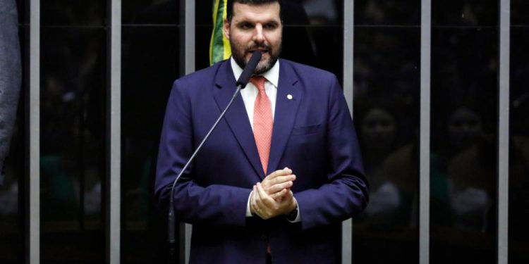 O coordenador da Frente Parlamentar da Agropecuária (FPA), deputado Pedro Lupion (Republicanos-PR), apresentou nesta terça (11), uma emenda ao projeto de lei antifacção que busca restringir o apoio do Estado a grupos que promovem invasões de propriedades rurais e urbanas, como o Movimento dos Trabalhadores Rurais Sem Terra (MST).
