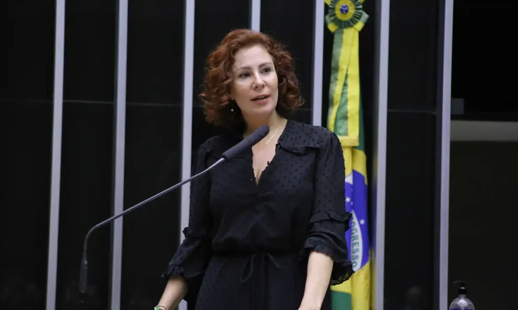A defesa da deputada federal Carla Zambelli (PL-SP) apresentou à Justiça italiana, nesta quinta-feira (4), um conjunto de documentos, incluindo o parecer do relator Diego Garcia (PL-SP), que recomenda a manutenção do mandato da parlamentar.