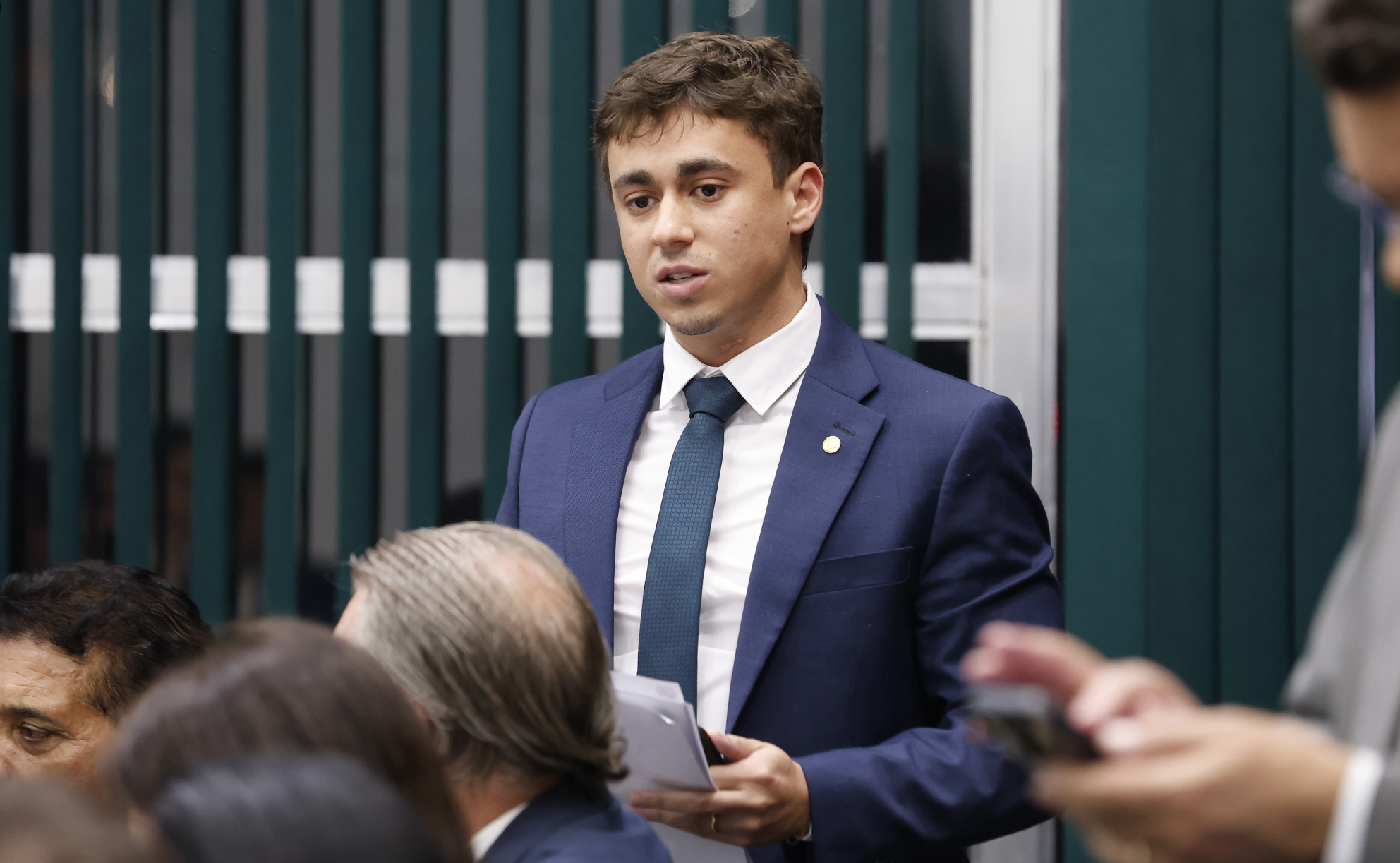 Nikolas Ferreira, Flávio Bolsonaro e Sóstenes Cavalcante comentam incêndio na COP30 e criticam governo Lula.