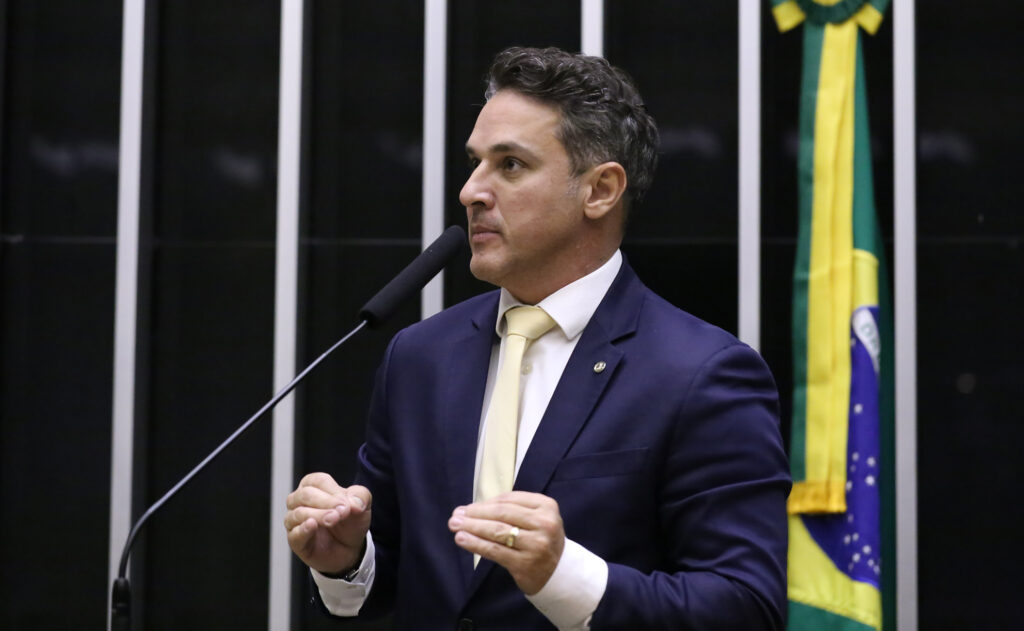 O deputado também questionou a proximidade do ministro com o núcleo político do governo
