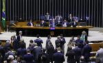 Câmara aprova PL Antifacção com penas de até 40 anos e banco nacional de facções; votação inclui debate sobre terrorismo. Texto vai ao Senado.