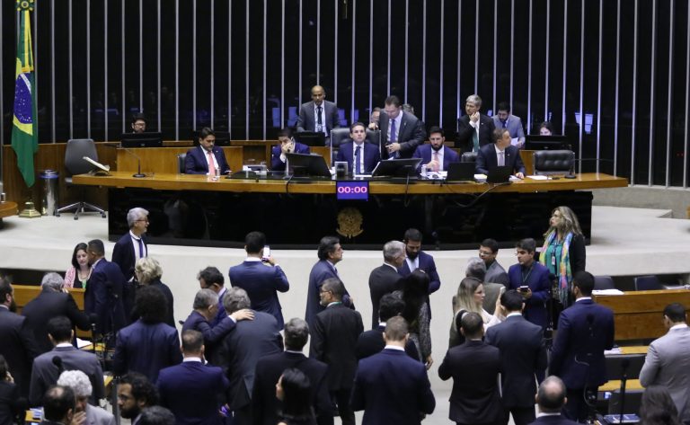 Câmara aprova PL Antifacção com penas de até 40 anos e banco nacional de facções; votação inclui debate sobre terrorismo. Texto vai ao Senado.