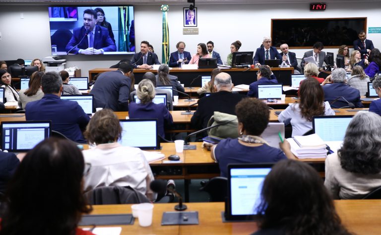 Subcomissão adia votação da PEC da escala 6x1 após pedido de vista. Relatório mantém jornada com limite de 40h semanais.
