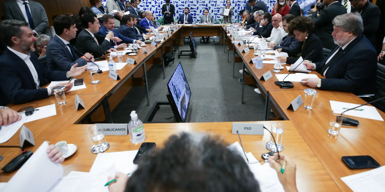 Hugo Motta reuniu nesta quarta (12), em Brasília, um grupo de governadores da oposição ao governo Lula para discutir os rumos do Projeto de Lei Antifacção foto: Agência Brasil