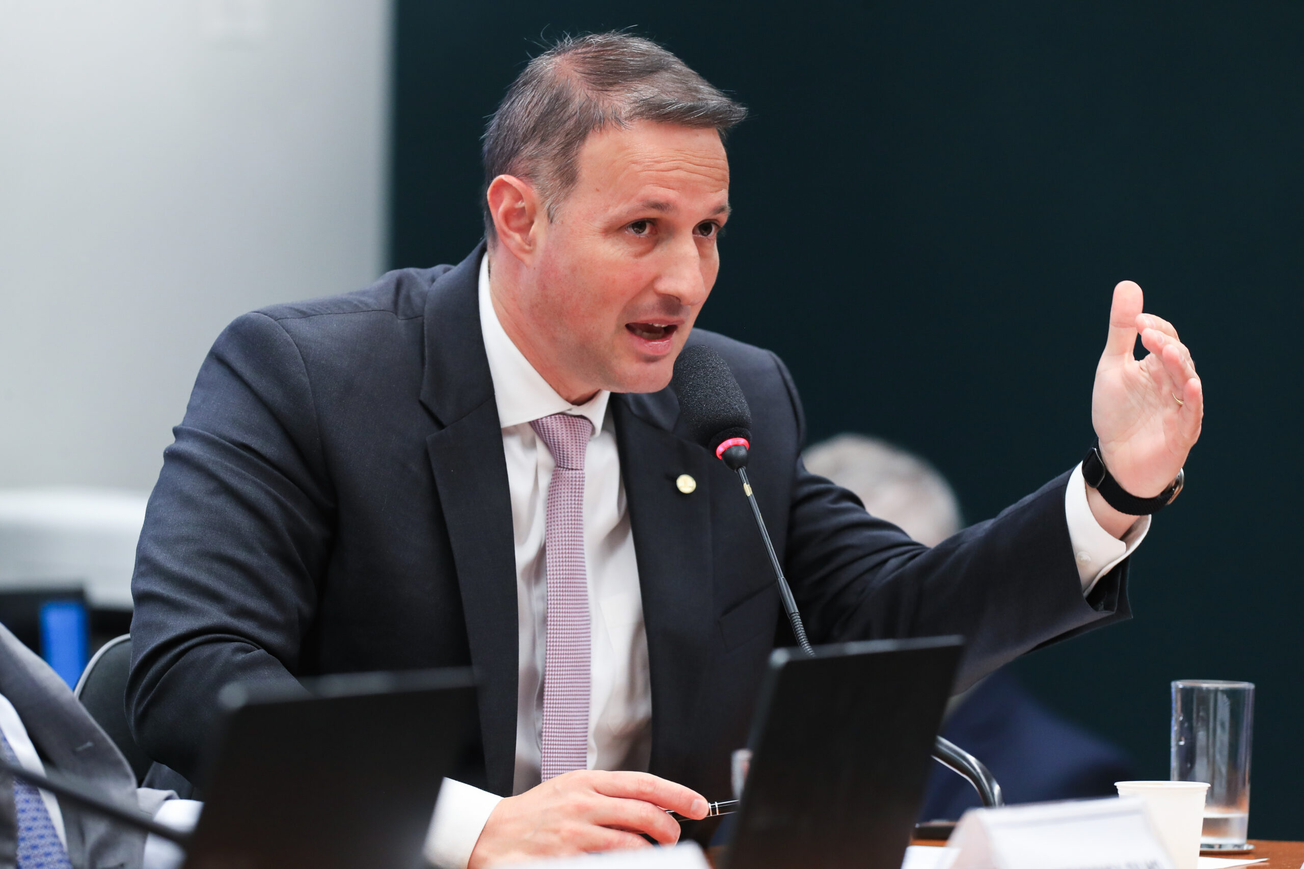 Câmara deve votar Marco Legal do Combate ao Crime Organizado; proposta de Derrite endurece penas e pressiona governo Lula.
