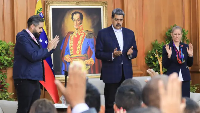 Nicolás Maduro participa de ato com líderes evangélicos no Palácio de Miraflores enquanto cresce a pressão dos EUA sobre o regime venezuelano.