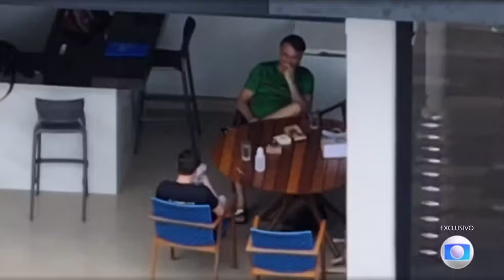 Nikolas usou o celular ao lado de Bolsonaro durante visita na prisão domiciliar; Moraes quer explicações — Foto: Reprodução/ TV Globo