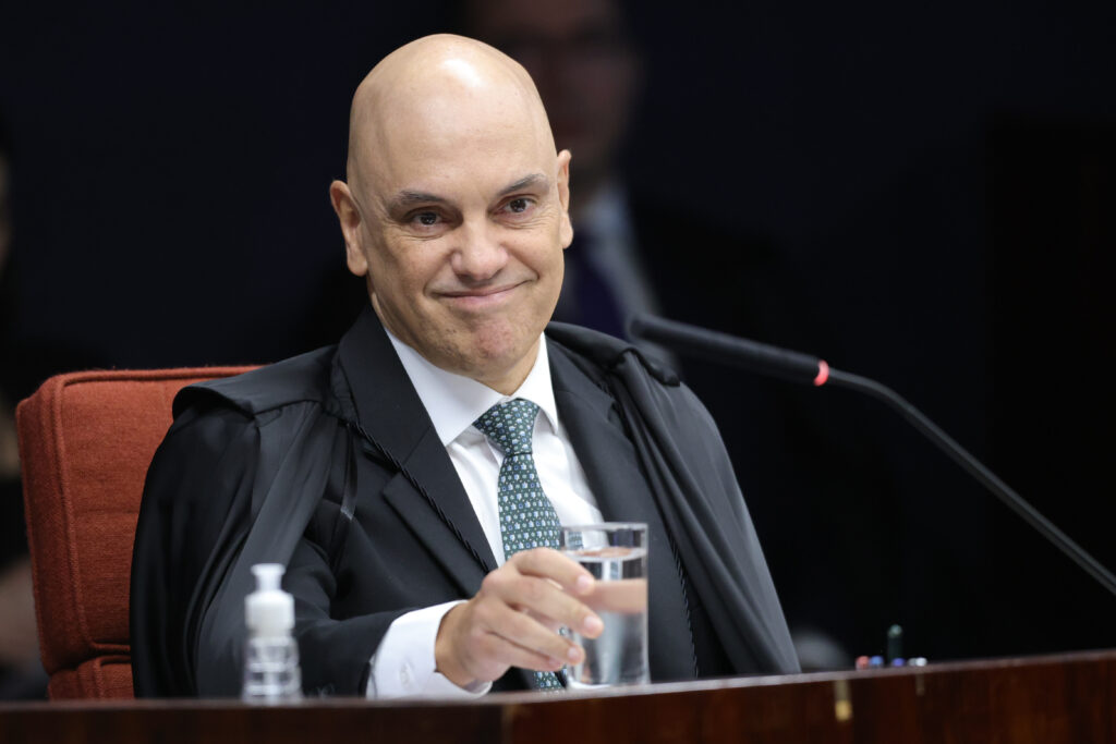 Moraes sugere pena reduzida a delegada da PF, mantém acusações contra núcleo gerencial e aponta versões conflitantes sobre viagem de Filipe Martins