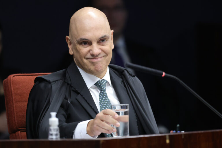 Moraes determina exoneração de PMs condenados pelo 8 de janeiro