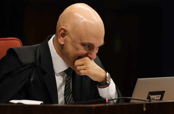 Alexandre de Moraes, em mais uma decisão ilegal.