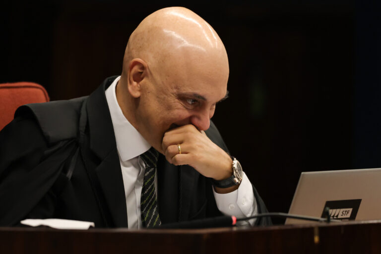 Moraes pede parecer da PGR sobre incluir Jair e Flávio em inquérito contra Eduardo