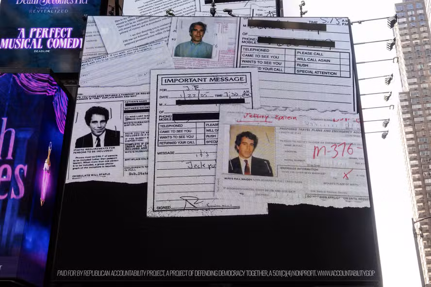Outdoor na Times Square pede divulgação dos chamados 'Arquivos Epstein'; autor de livro sobre Epstein revela nove questões não respondidas sobre o caso — Foto: Adam Gray/AFP