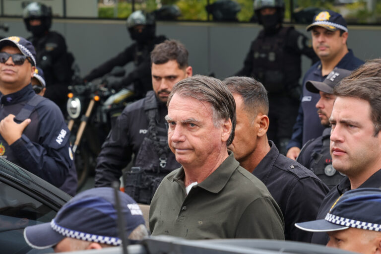 Exército entrega armas de Bolsonaro à PF, mas informa ao STF que duas não estavam sob sua guarda