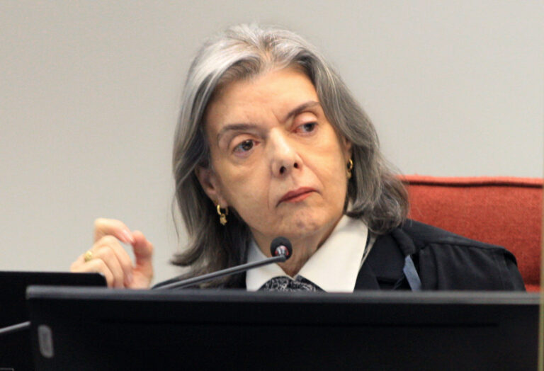 Cármen Lúcia cobra ética e transparência no Judiciário em evento anti-Gilmarpalooza