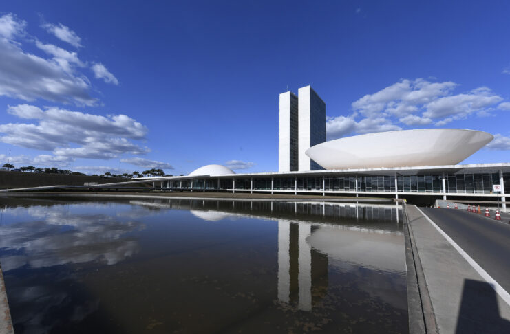 Congresso aprovou reajuste que eleva salários acima do teto