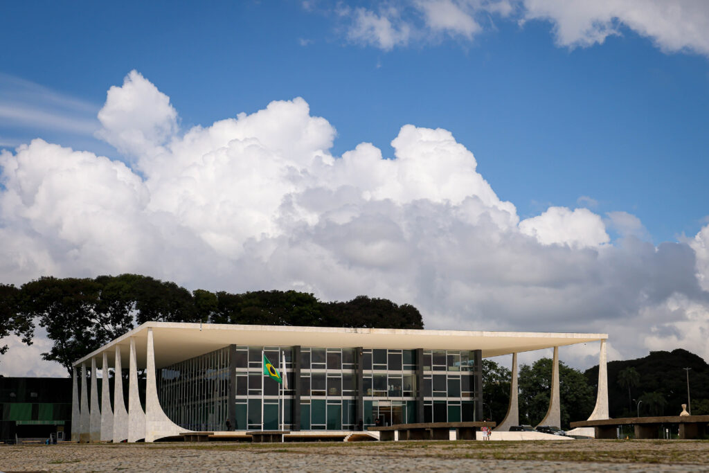 O projeto havia sido encaminhado pelo Supremo Tribunal Federal (STF) e previa reajustes sucessivos de 8% ao longo de três anos
