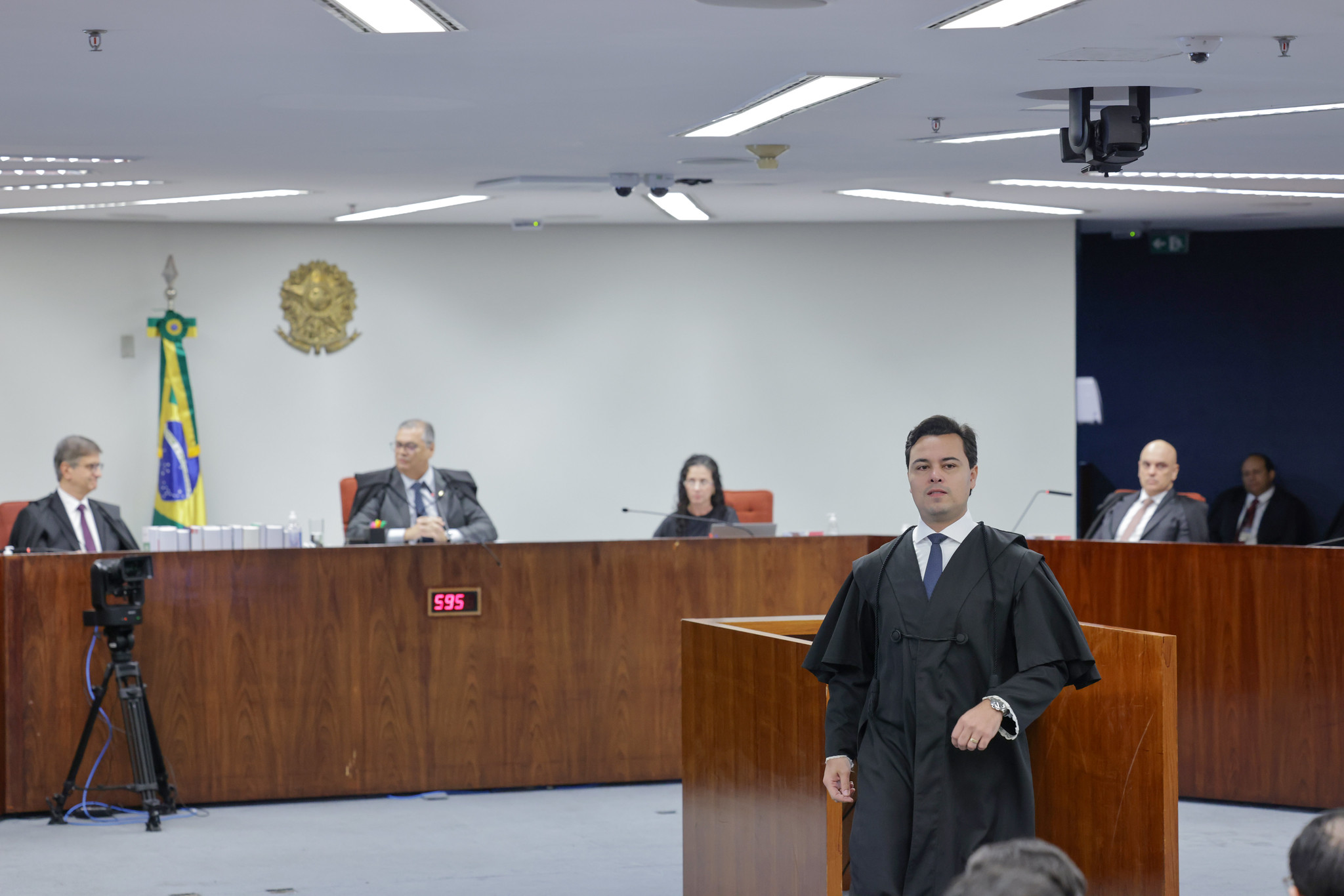 Chiquini acusa delegado de adotar narrativa de Mauro Cid e ignorar documentos oficiais na prisão de Felipe Martins; defesa detalha falhas no caso.