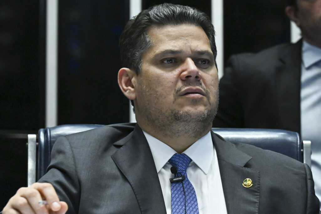 Em plenário, Alcolumbre defendeu a necessidade de modernizar a legislação sobre crimes contra o Estado Democrático de Direito